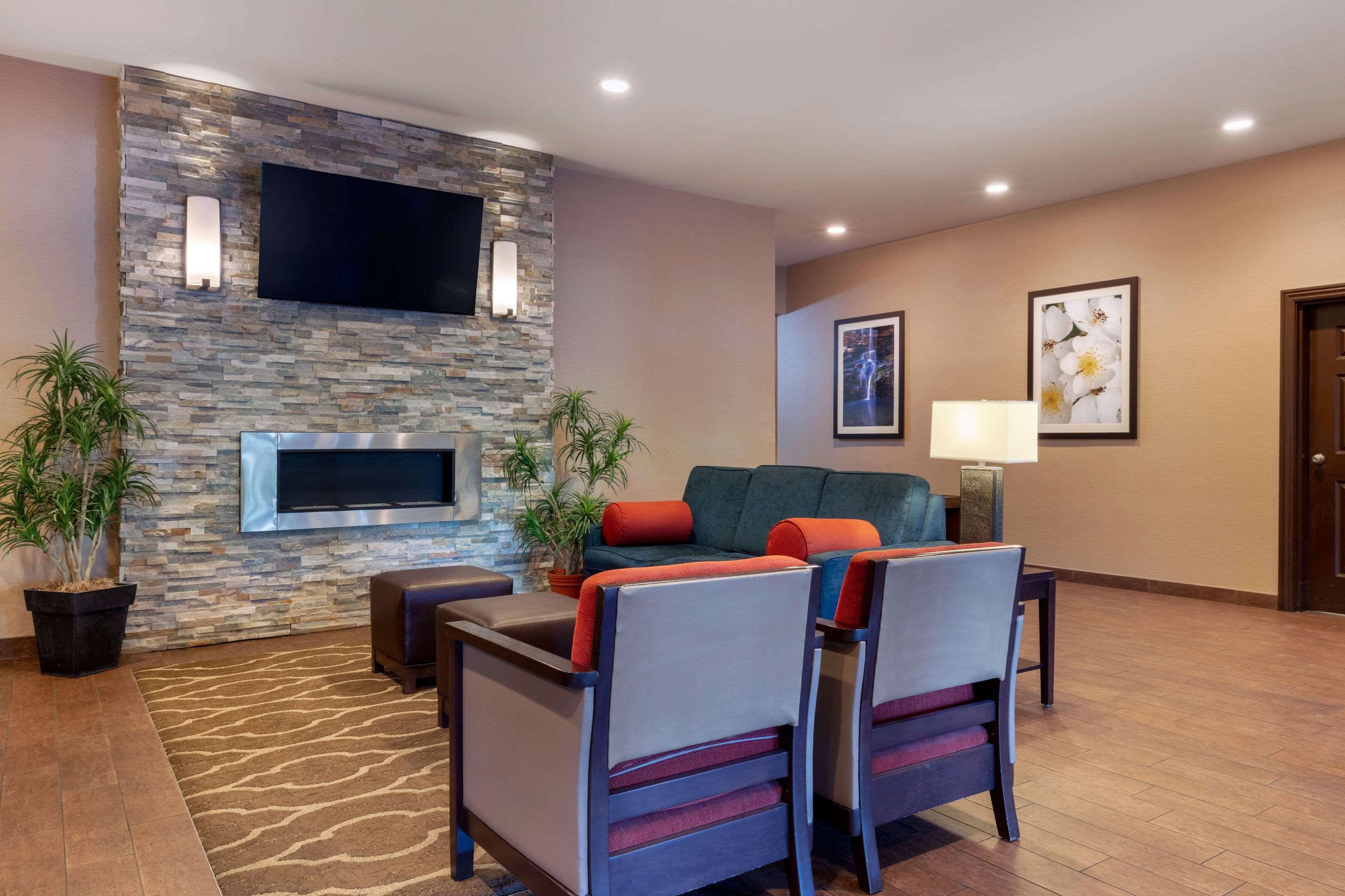 Comfort Inn & Suites Fayetteville-University Area Εξωτερικό φωτογραφία