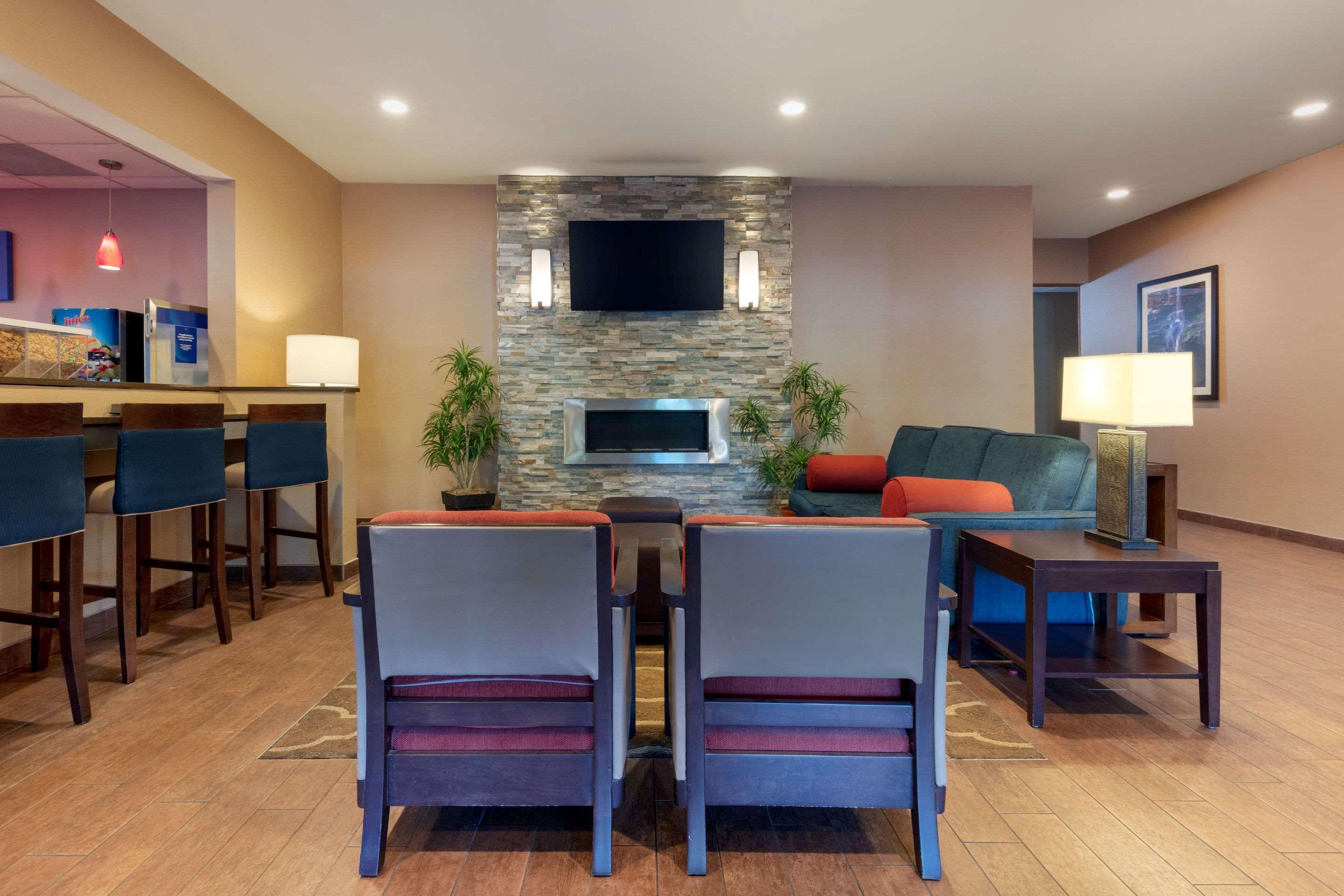 Comfort Inn & Suites Fayetteville-University Area Εξωτερικό φωτογραφία